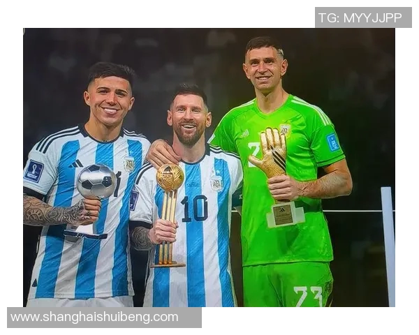 顶级足球明星同框合影展现足球魅力与友谊的精彩瞬间 顶级足球明星同框合影展现足球魅力与友谊的精彩瞬间