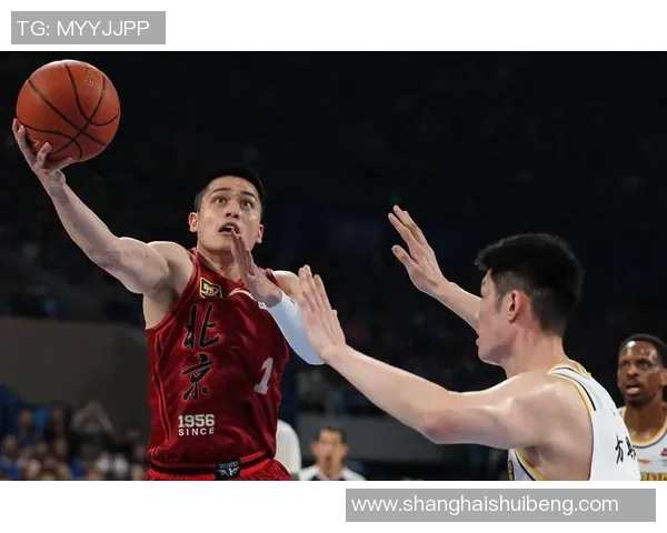 山东男篮与北京首钢激战正酣谁能在这场对决中笑到最后